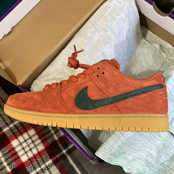 Nike SB dunk low 
Burnt Sunrise/Vintage Green
Size:10 - Picture 2 of 6
